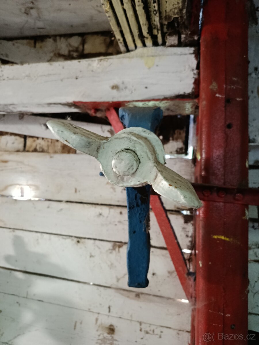 Stará masivní svěrka / ruční šroubový lis - 3