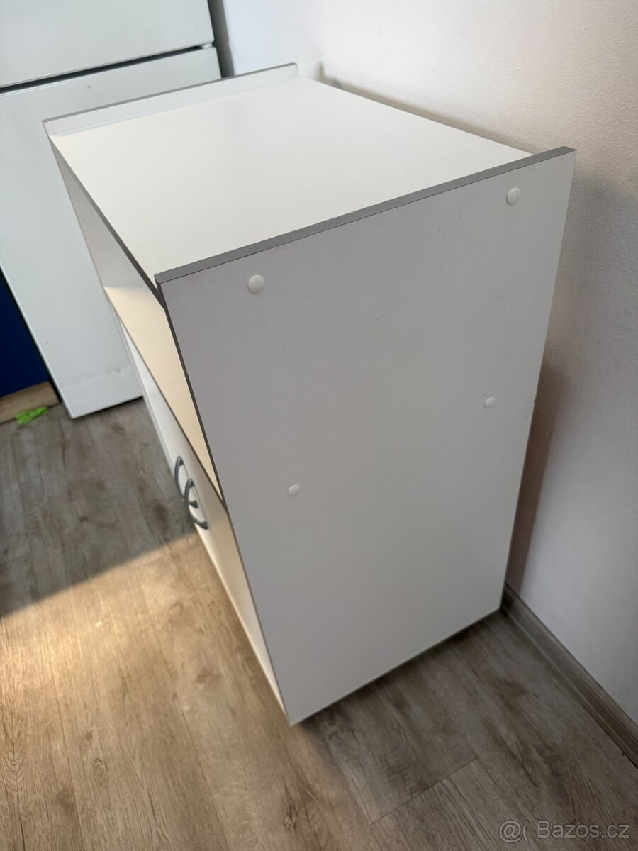 Praktická kuchyňská skříňka - 3