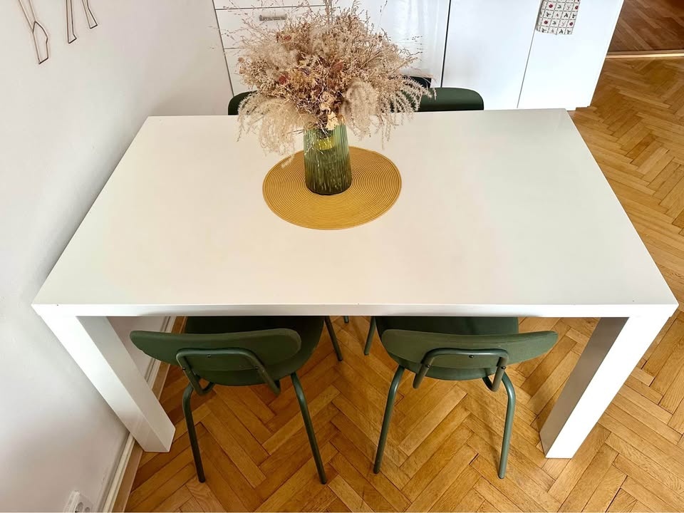 Bílý jídelní stůl - 3