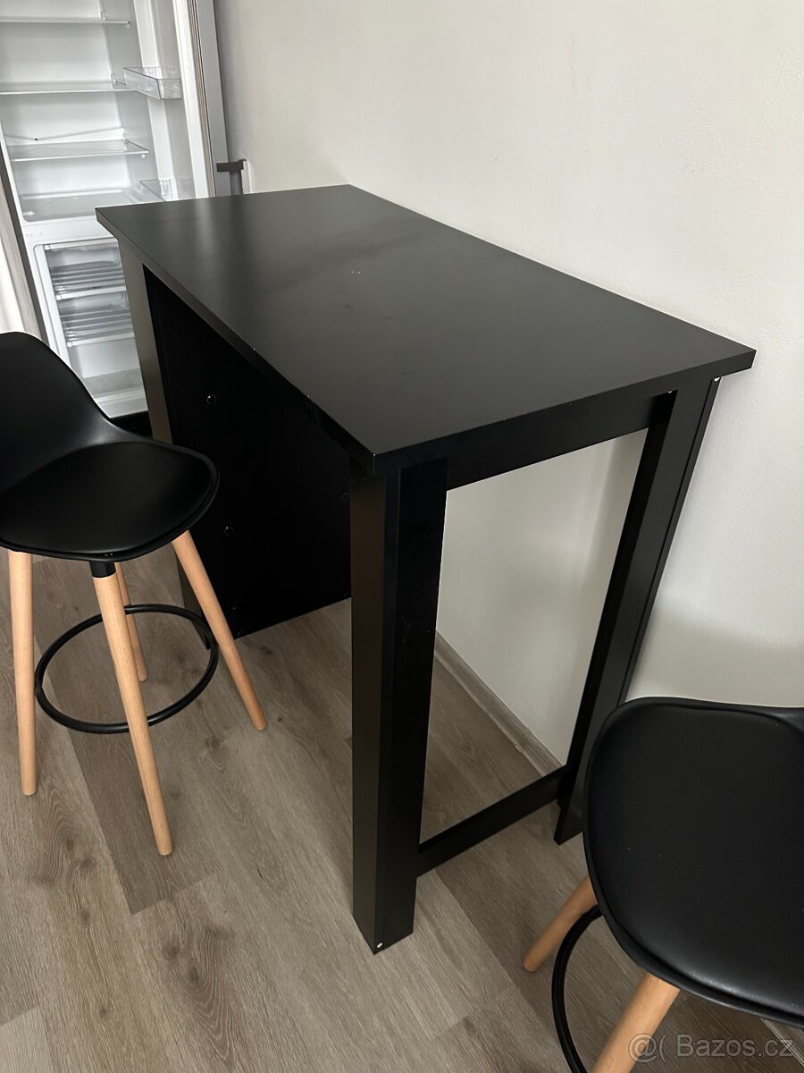 Černý kuchyňský barový stůl se 3 policemi + barové židle - 3