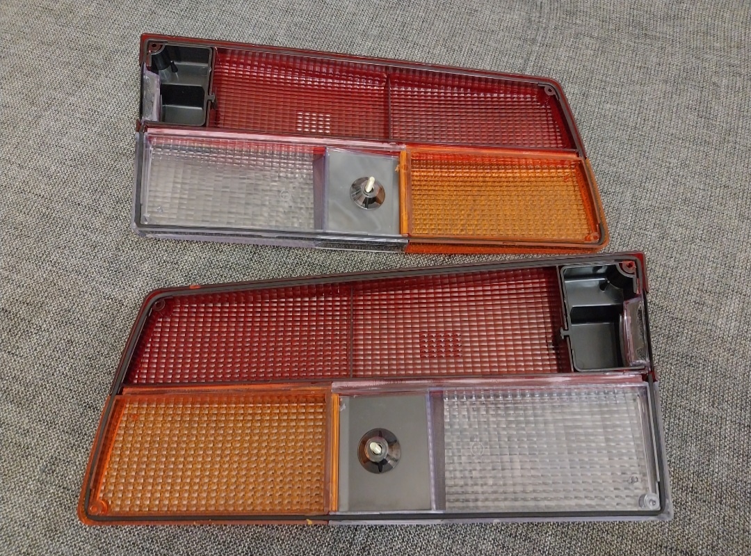 Škoda 120 Rapid - zadní kryty světel model M - 3