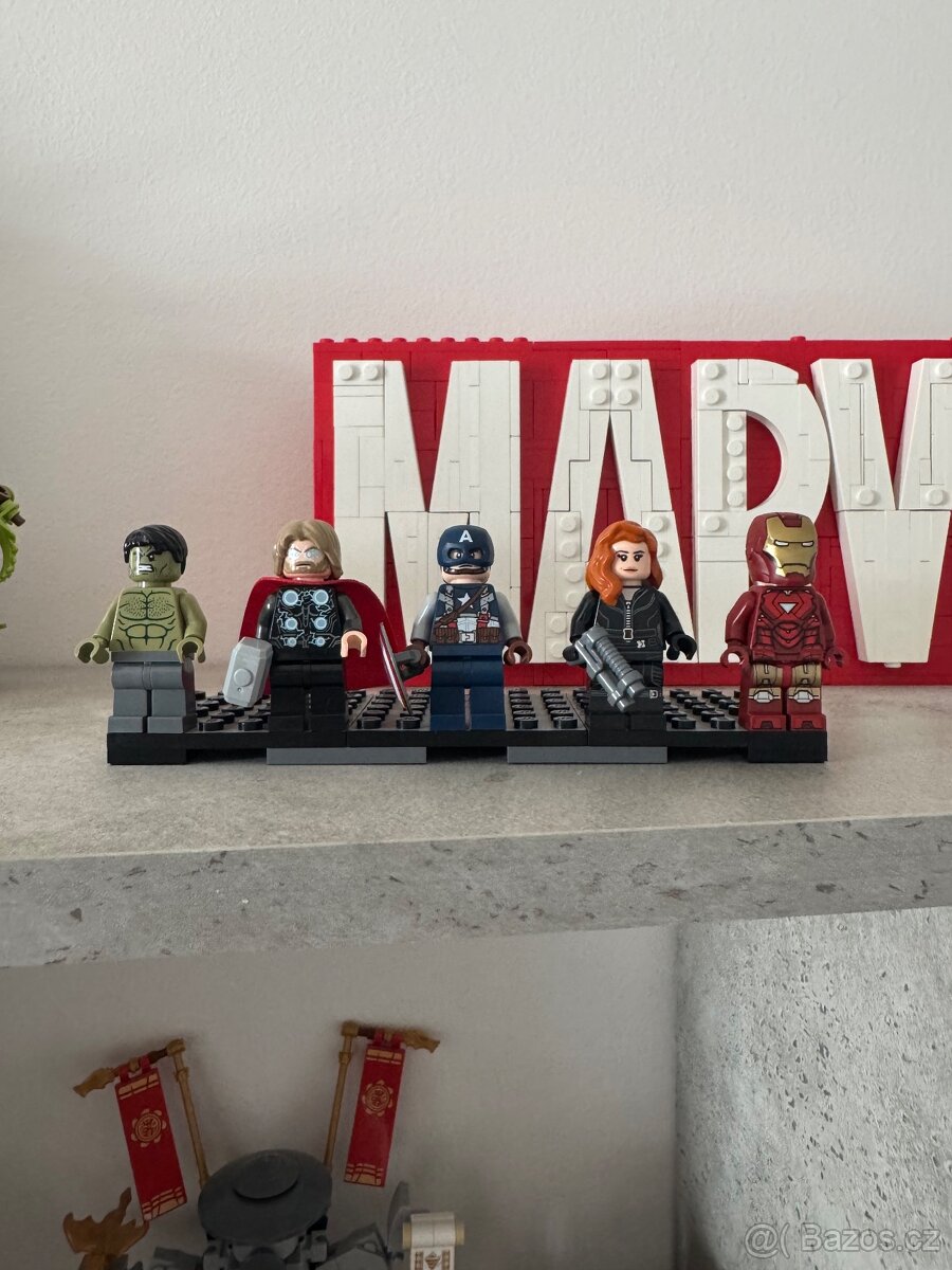 Logo MARVEL a minifigurky - 3