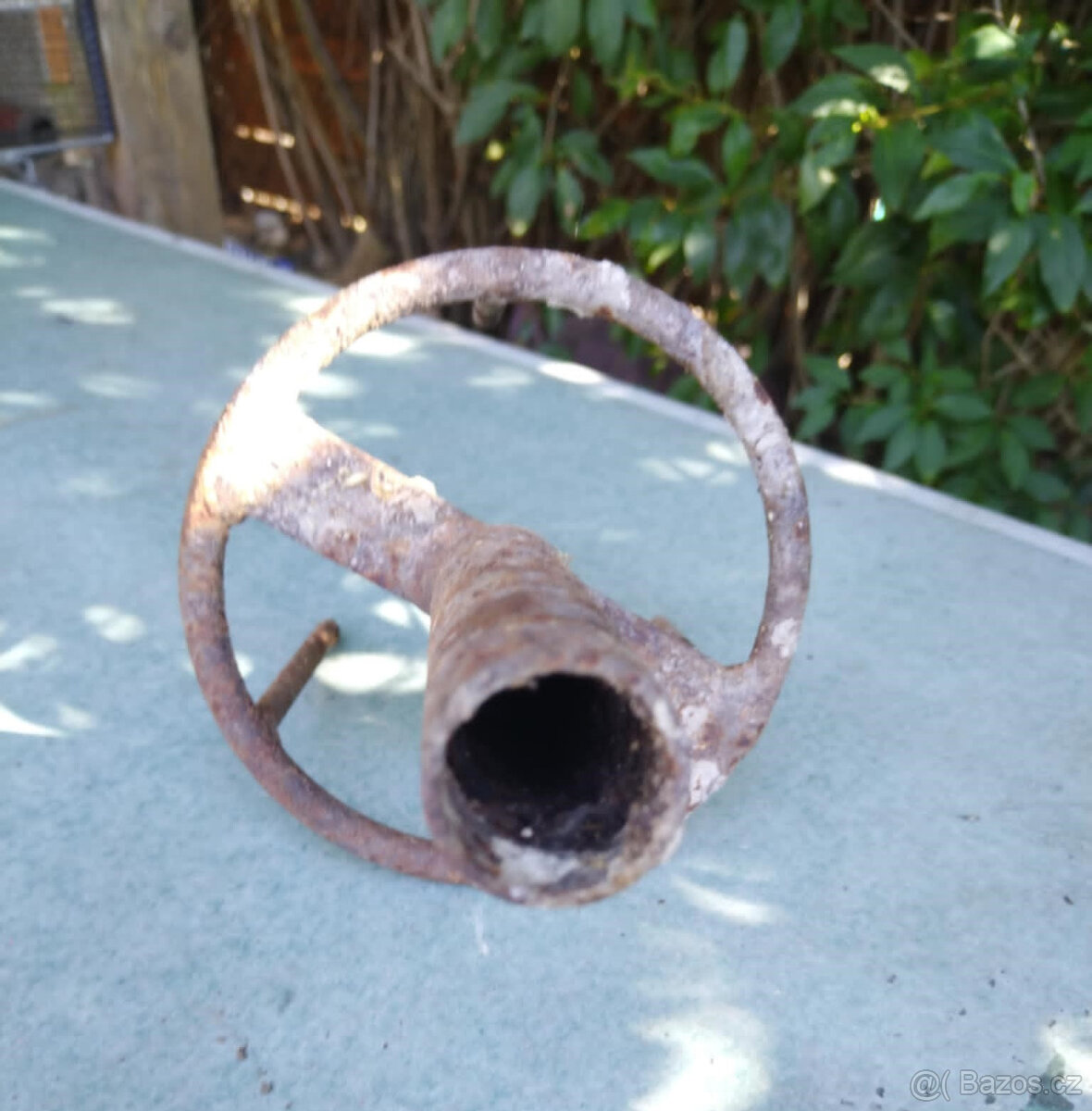 KOVOVÝ zapichovací stojan na slunečník s hroty na trávník - 3