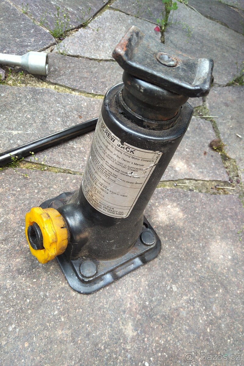 Originální zvedák, tyč a klíč na rezervu Ssangyong Rexton - 3