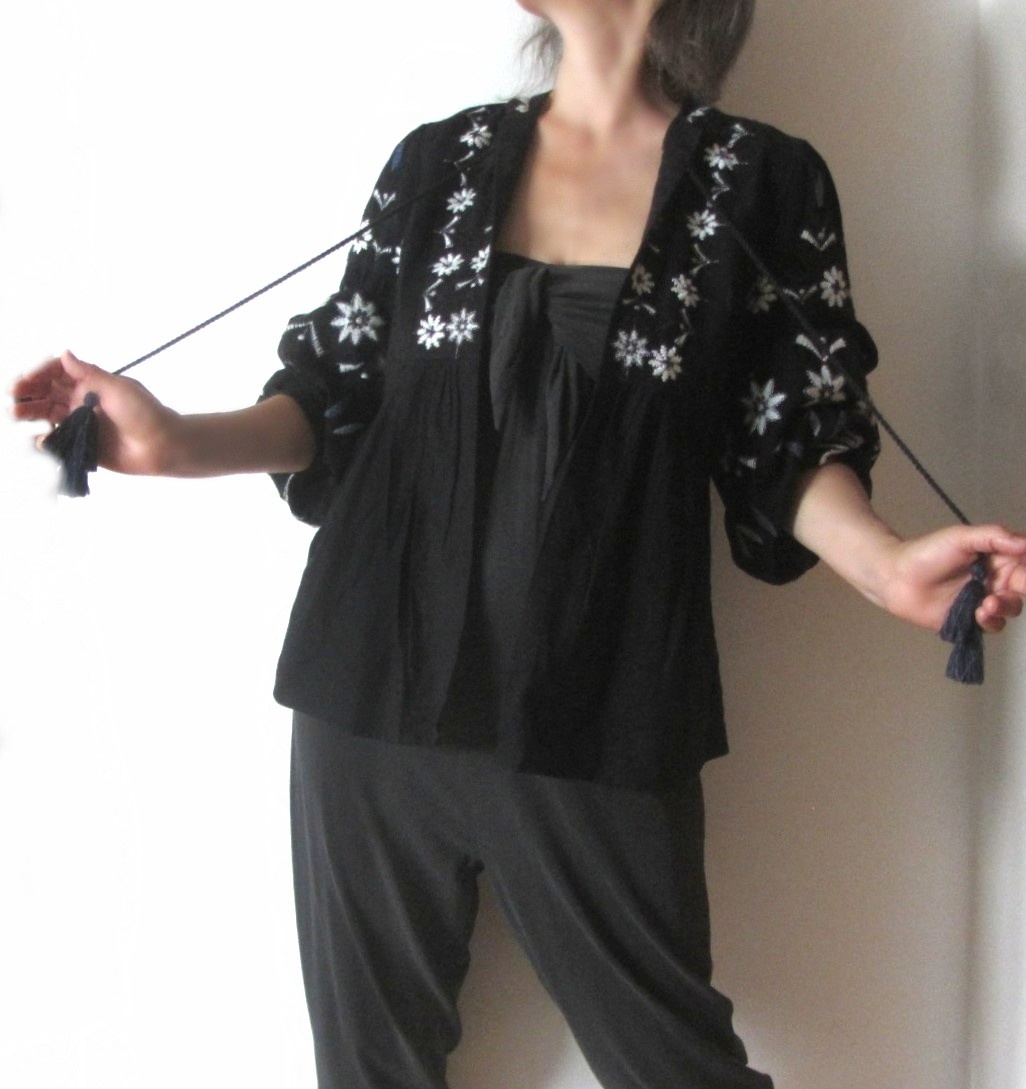 Černý lehký kabátek vyšívaný - 3