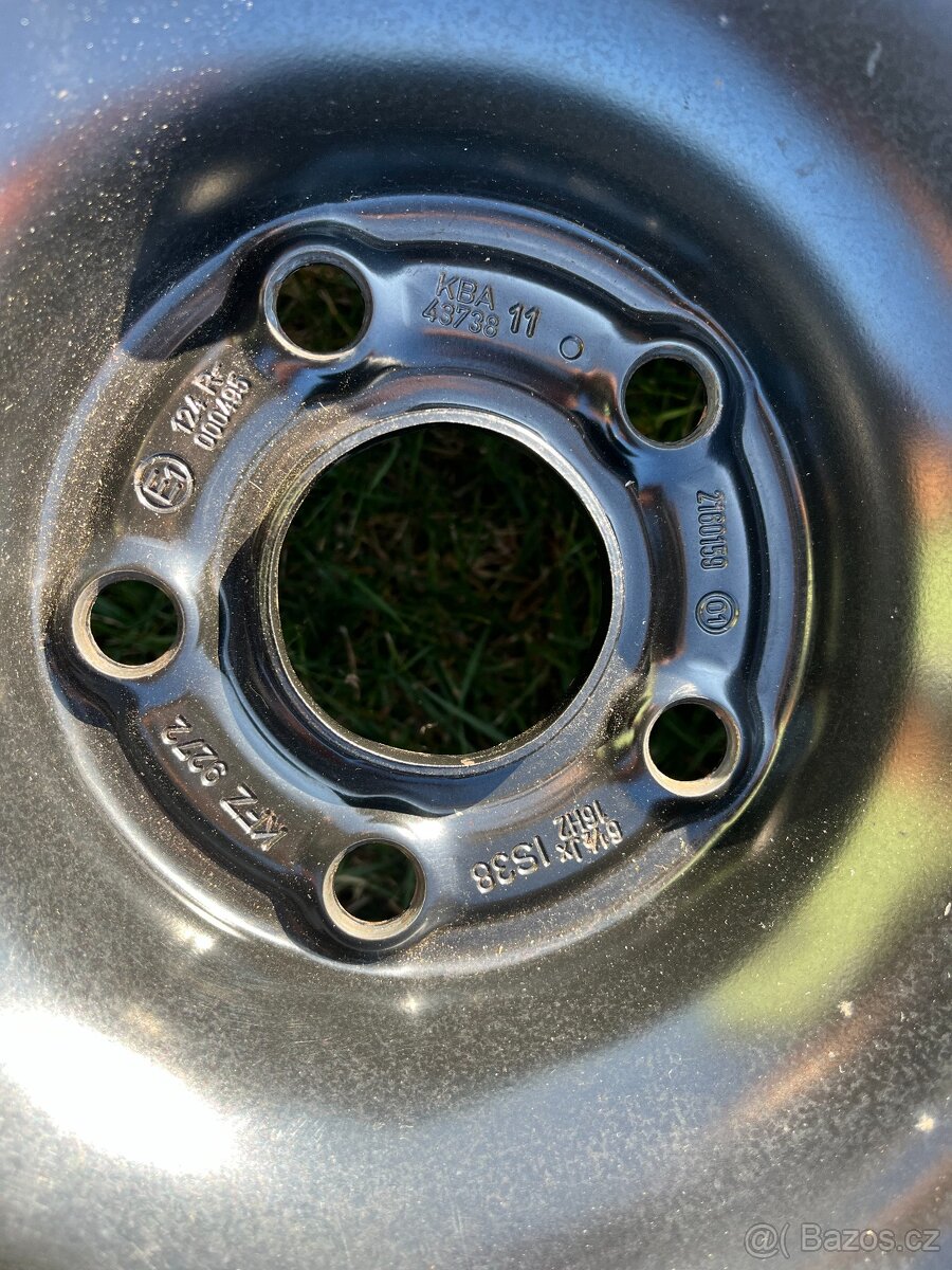 4x plechový disky 5x105 R16, pěkné zimní pneu - 3