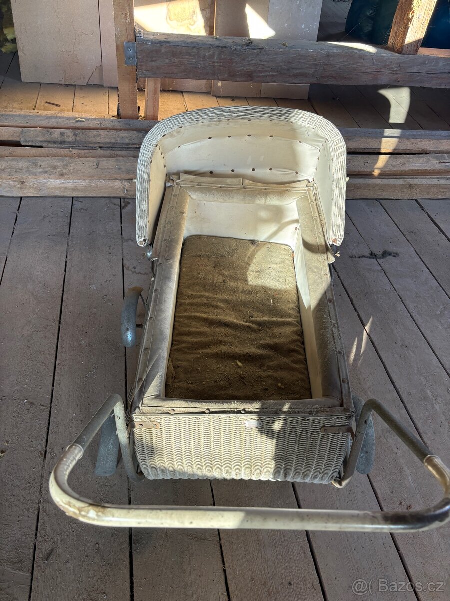 Starožitný proutěný kočárek pro miminko, pérák, k renovaci - 3