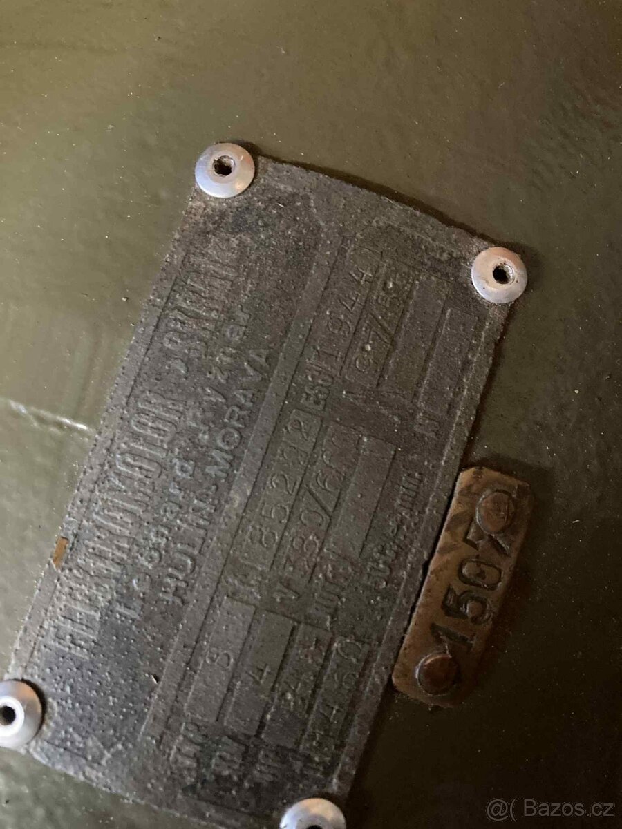 Starý elektromotor SKRAT - 3