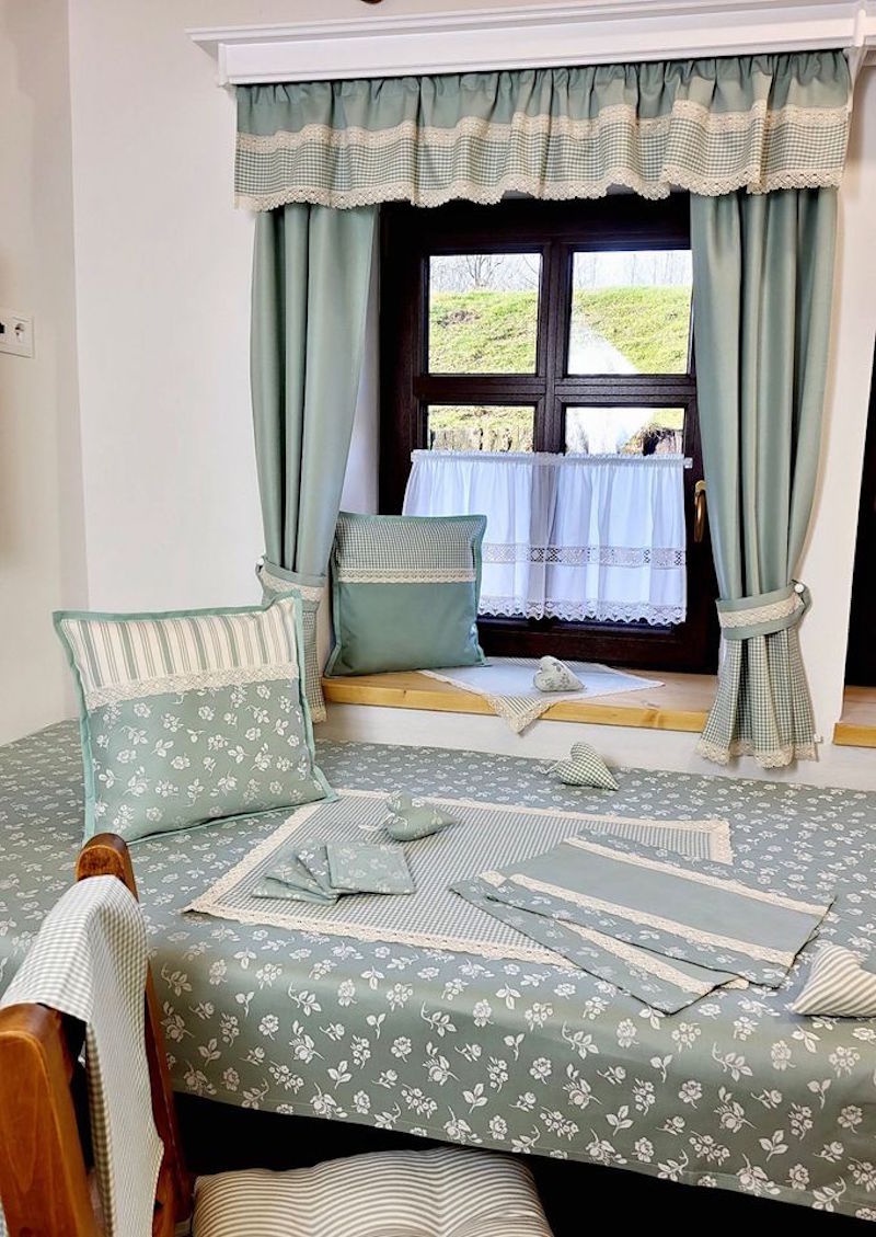 Dřevěná garnýž z masivu s policí na míru. - 3