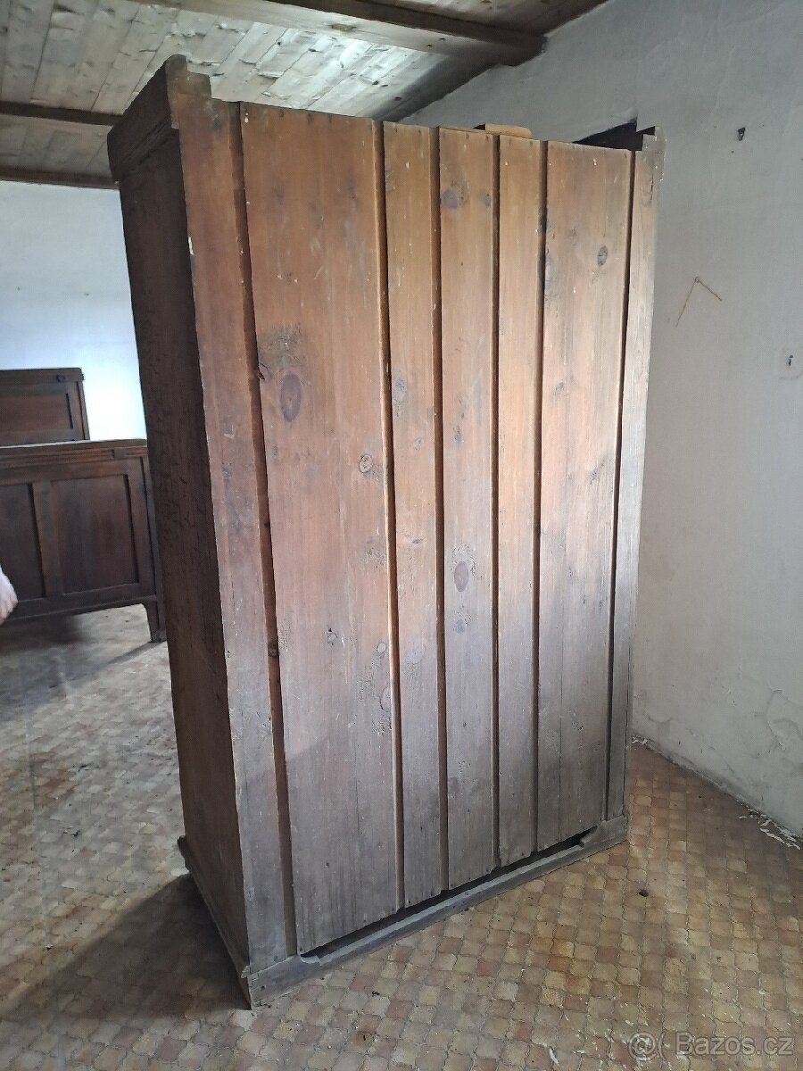 Celodřevěná starožitná skříň 1 - 3