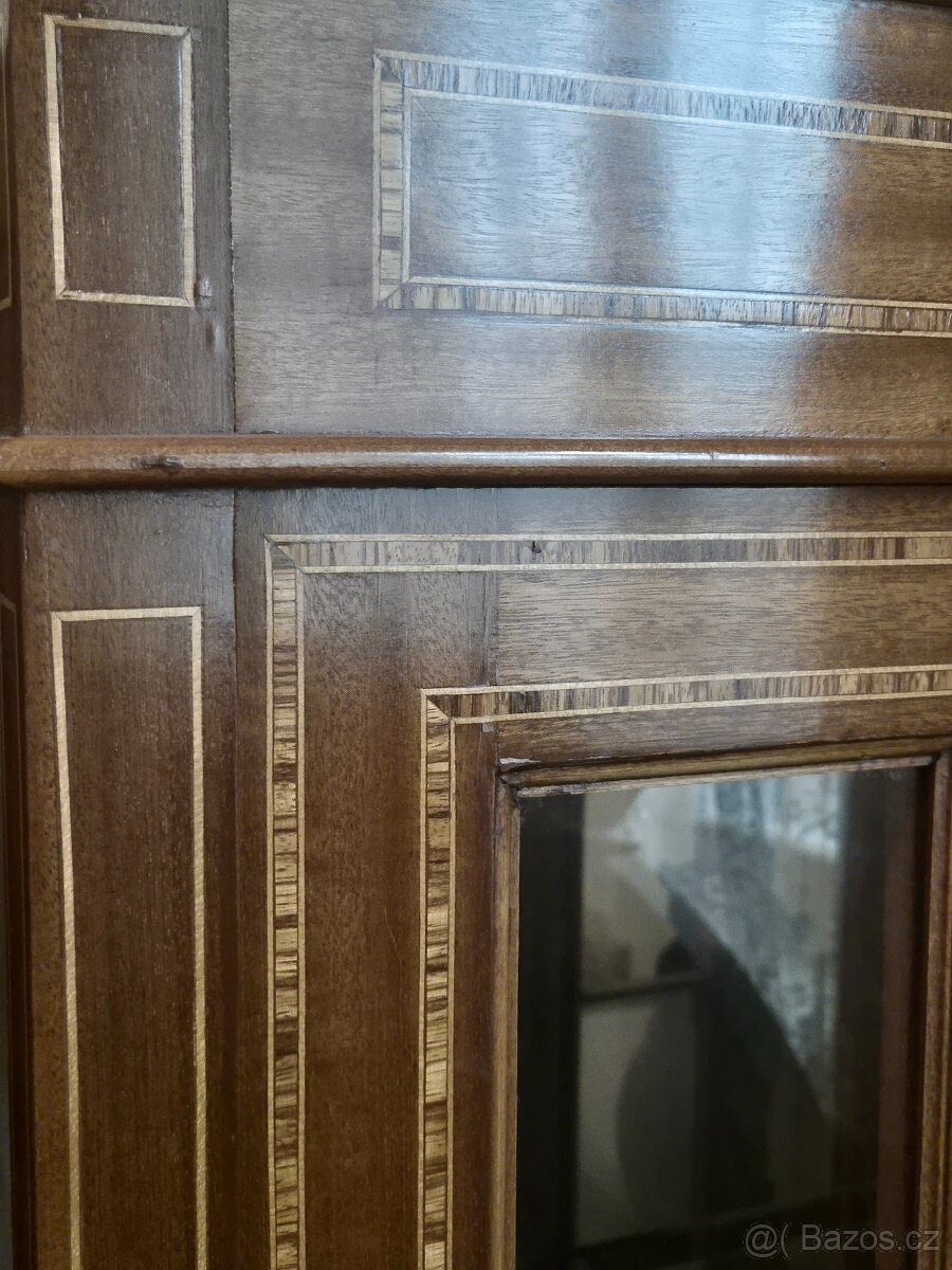 Stylová vitrína s intarzií - 3