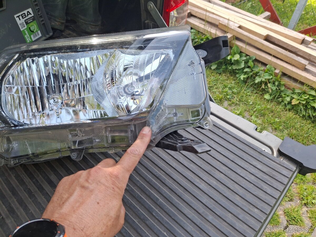 Toyota Hilux pravé přední světlo