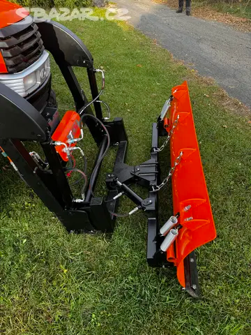 Malotraktor Kubota KL33 s čelním nakladačem zimní údržba - 3