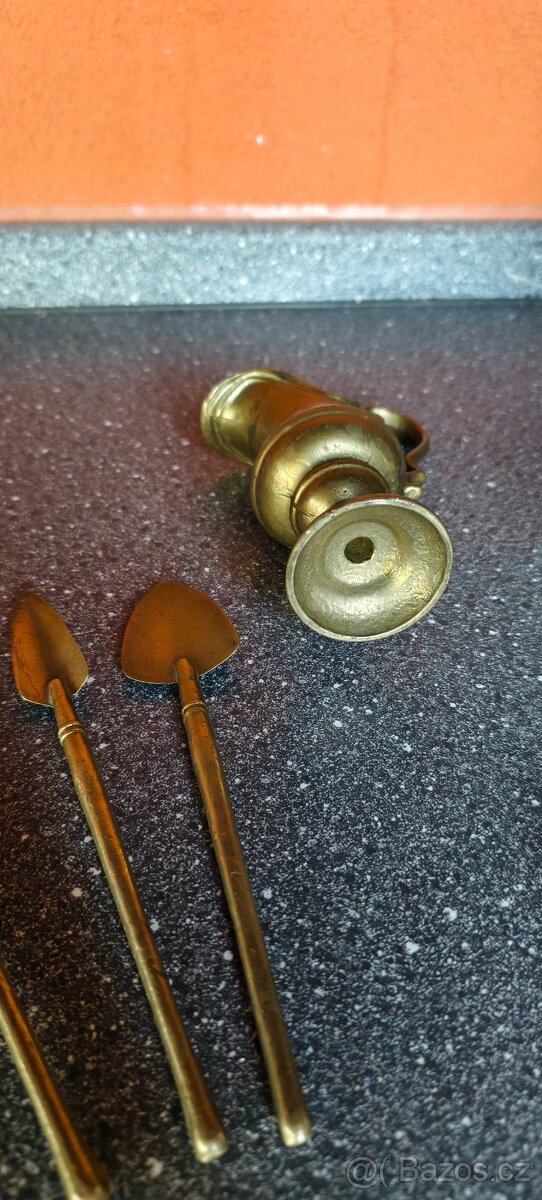 Mosazný džbánek s nářadím - 3