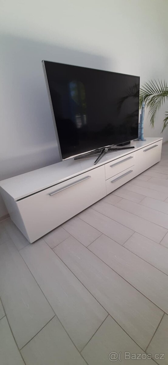 Prodám dlouhou skříňku pod televizi - 3