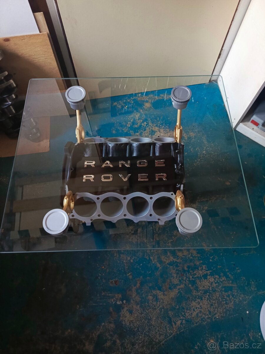 Konferenční stolek z bloku motoru V8 Range Rover.