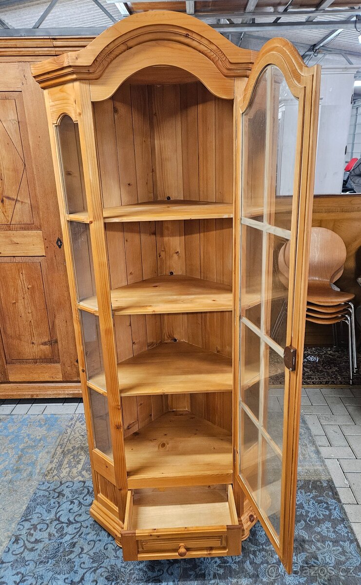 Rohová vitrína - 3