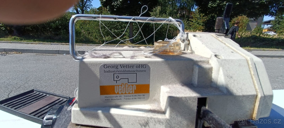 Prodám šicí stroj overclock 4 nitě včetně stolu - 3