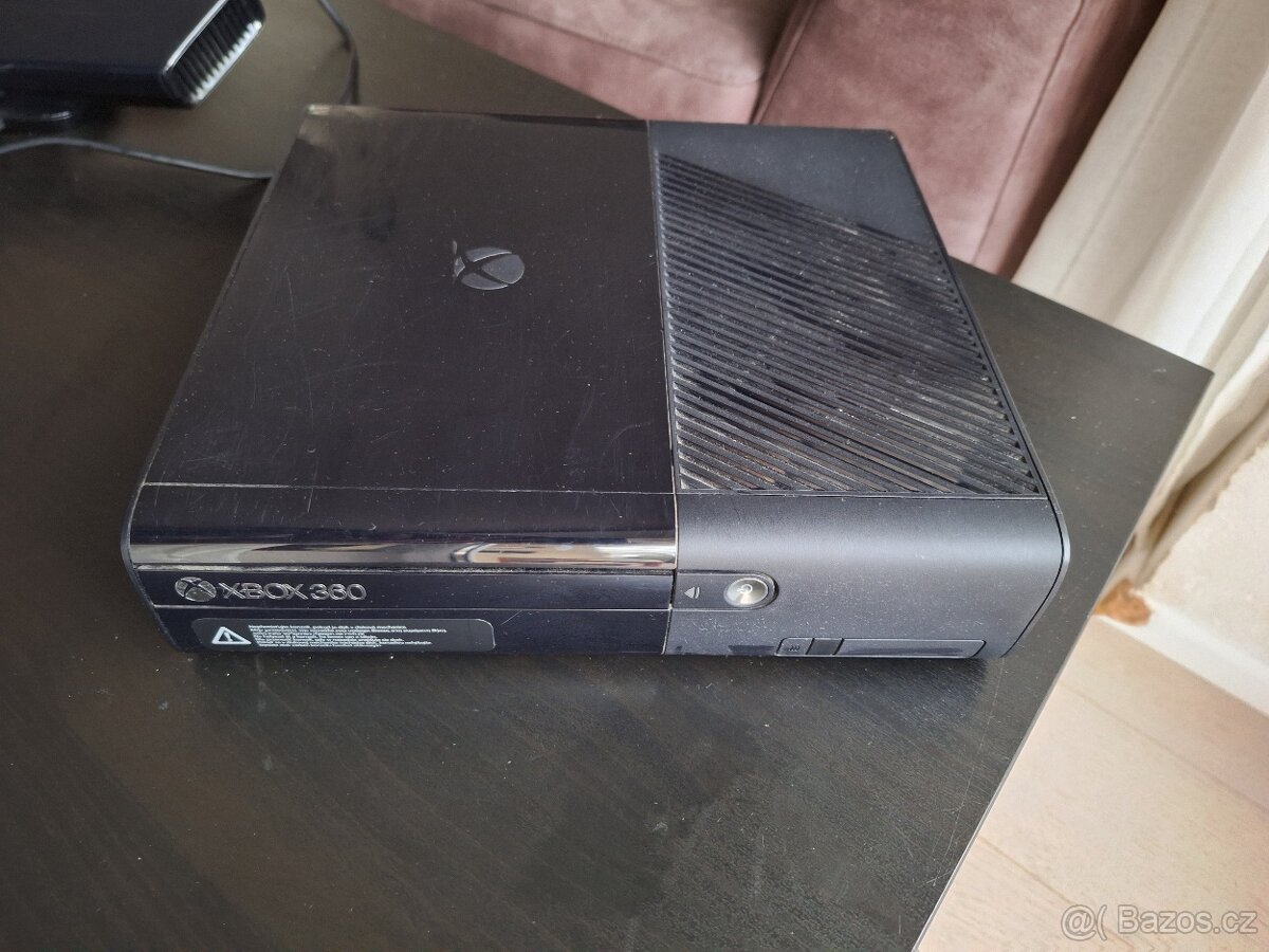 Xbox 360 + dva ovladače + Kinect - 3