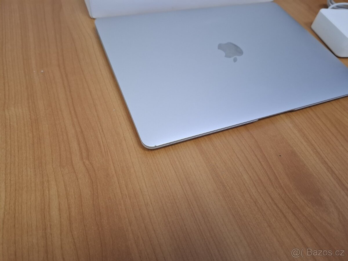 Macbook Air 13 palců M1 chip 16GB RAM 256 SSD 230 cyklu - 3