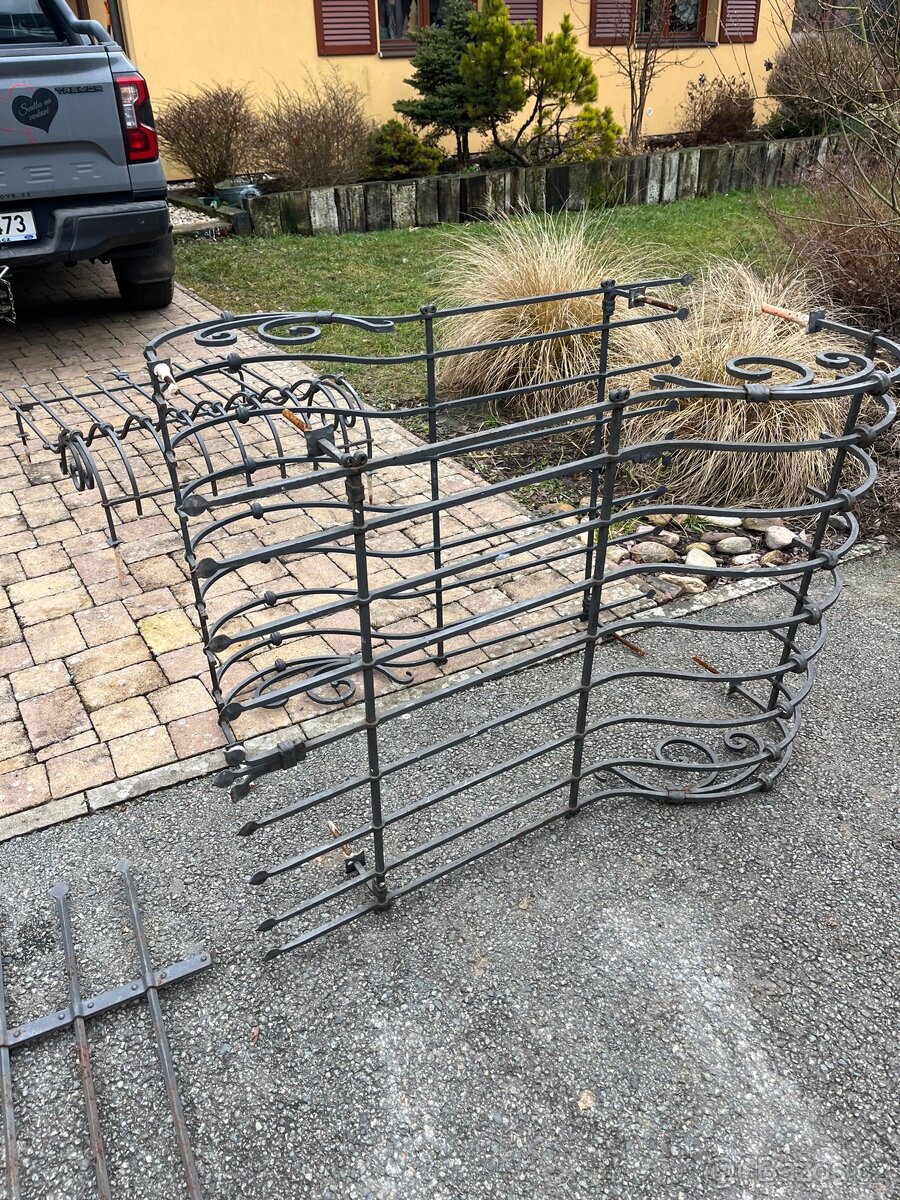 Okenní mříže + držáky pod květináče - 3