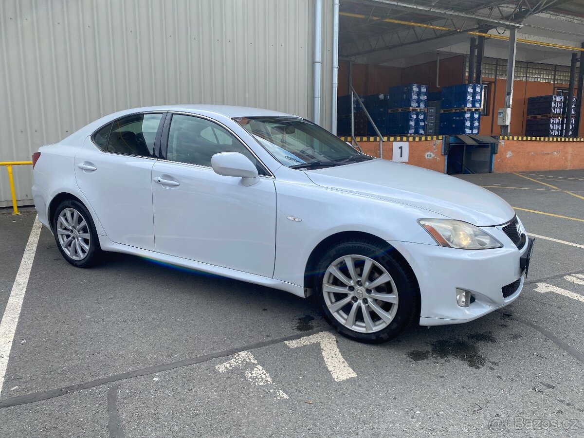 Lexus IS220D rok 2011 - 3