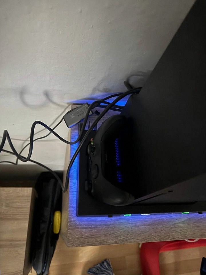 Xbox Series X 1TB s příslušenstvím - 3