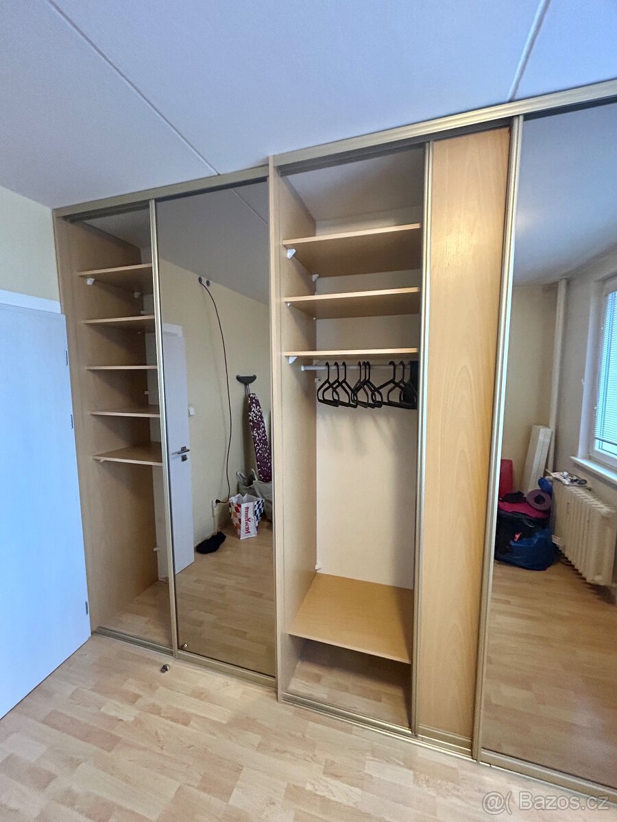 Velká šatní skříň vestavná - 3