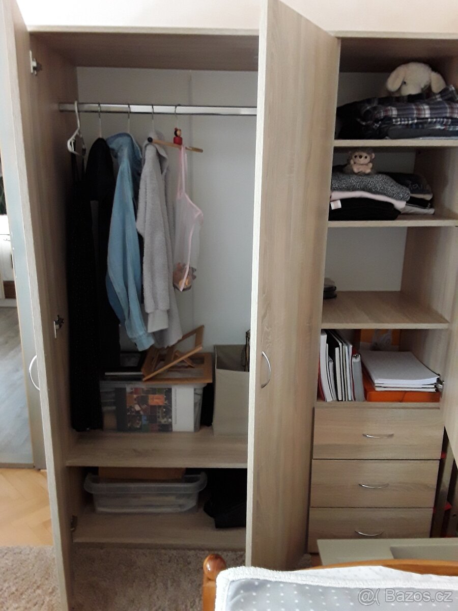 Prodej trojdílné šatní skříně - 3