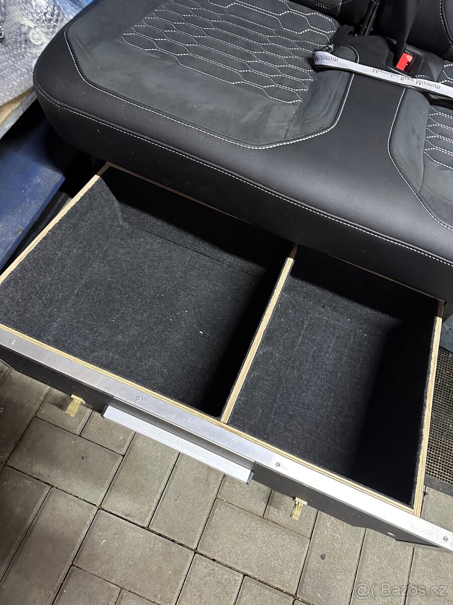 Sedacka s posteli - 3