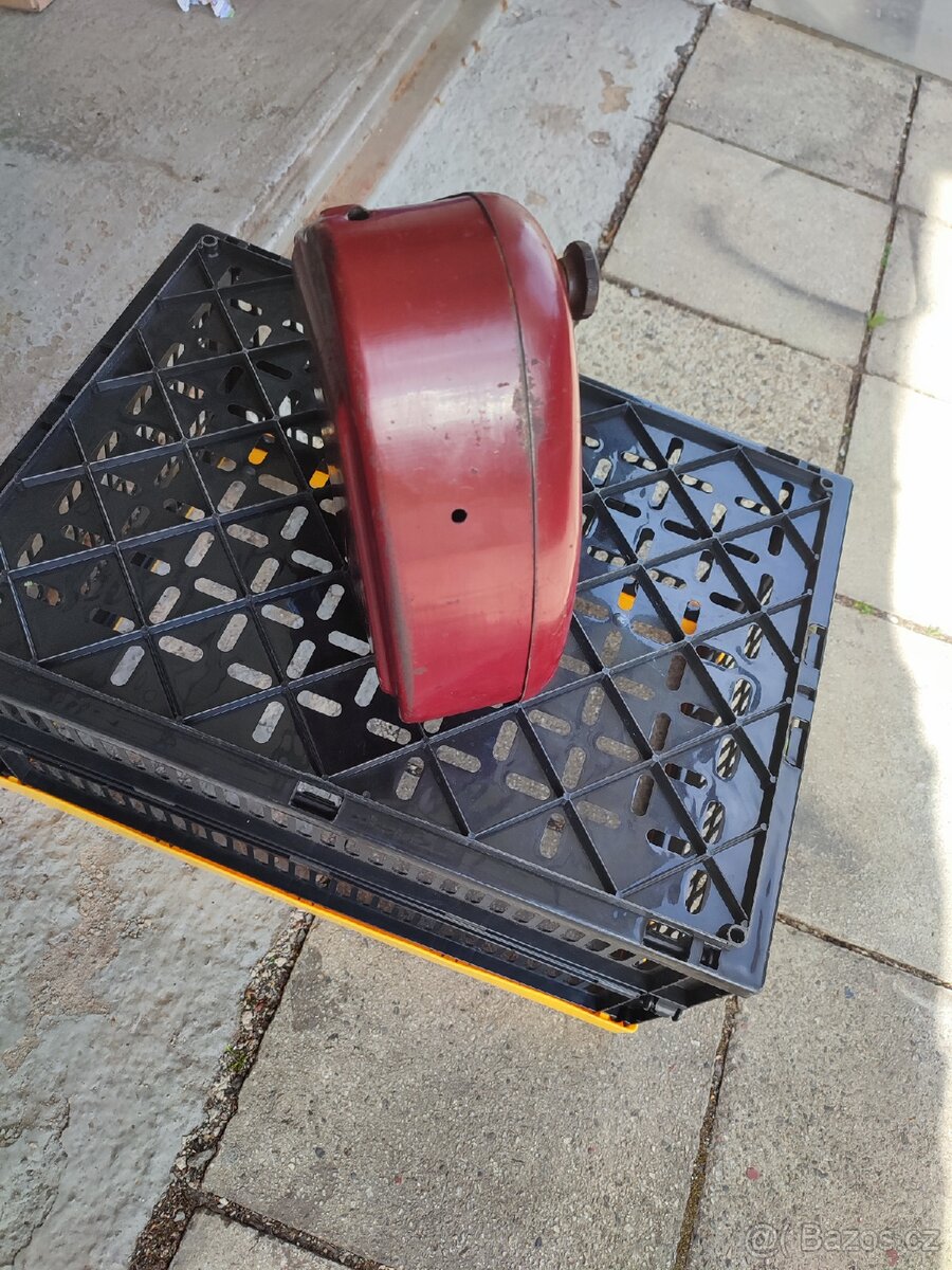 Kastlik baterie Jawa Pérák červený. - 3