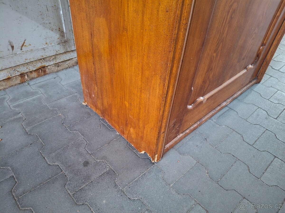 Starožitná dubová skříň - 3