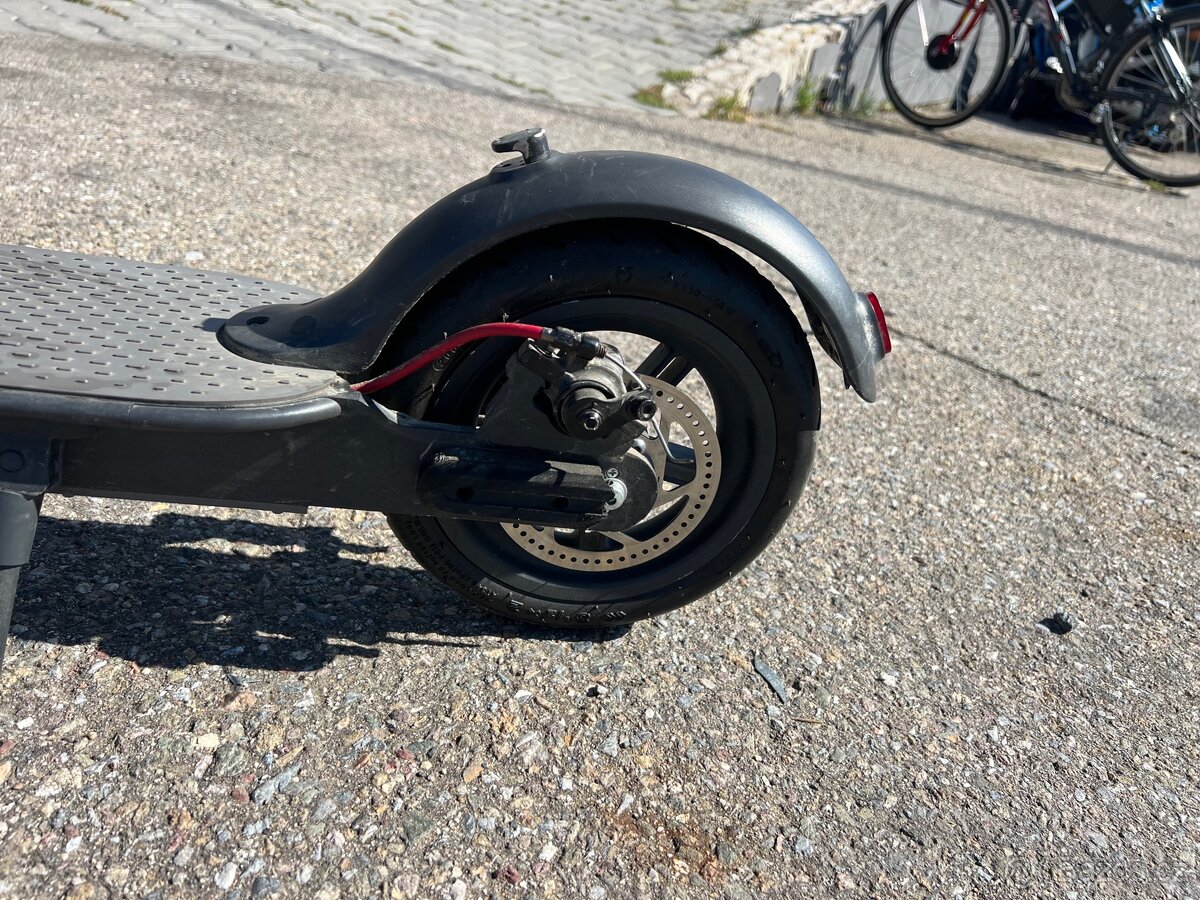 Xiaomi Mi Electric Scooter M365, vše funkční, nabíječka - 3