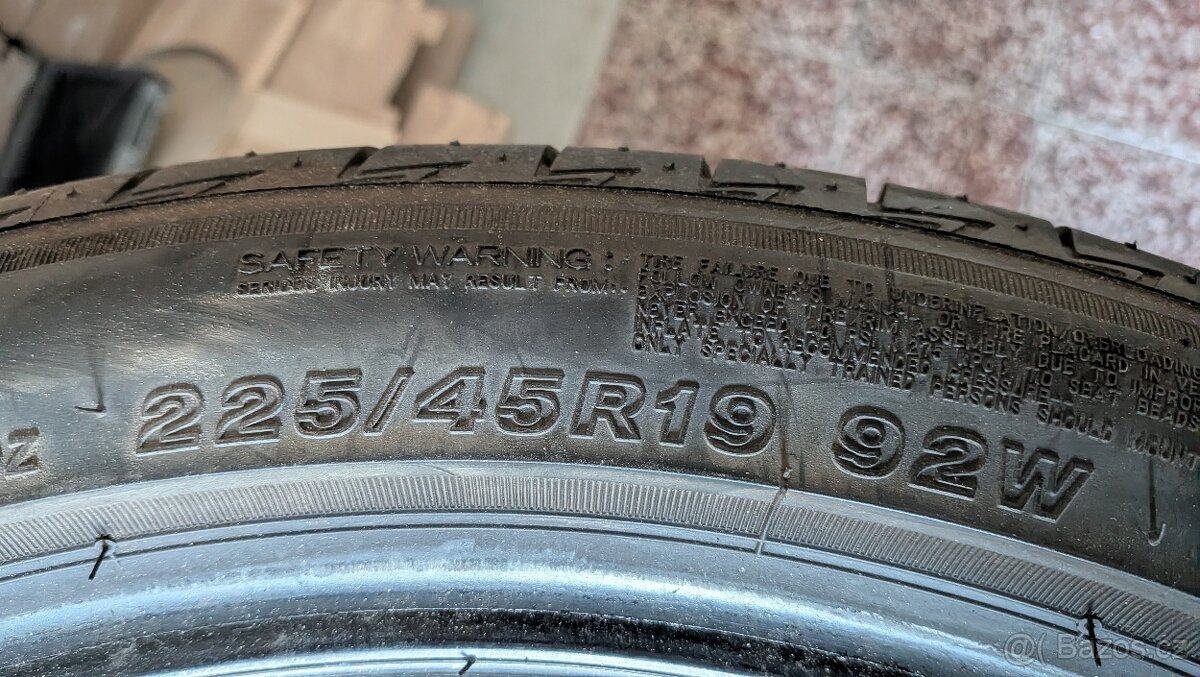 225/45 R19 - 3