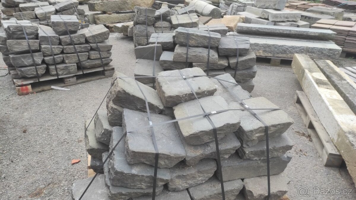 Stará kamenná dlažba, zápražáky, cca 60 m2 - 3