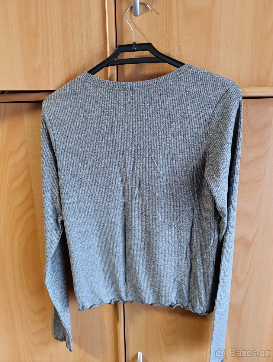 Šedé tričko s provázkem - 3