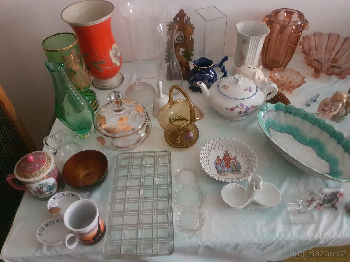 Kolekce porcelánových figurek, váz a skleněných mís - 3
