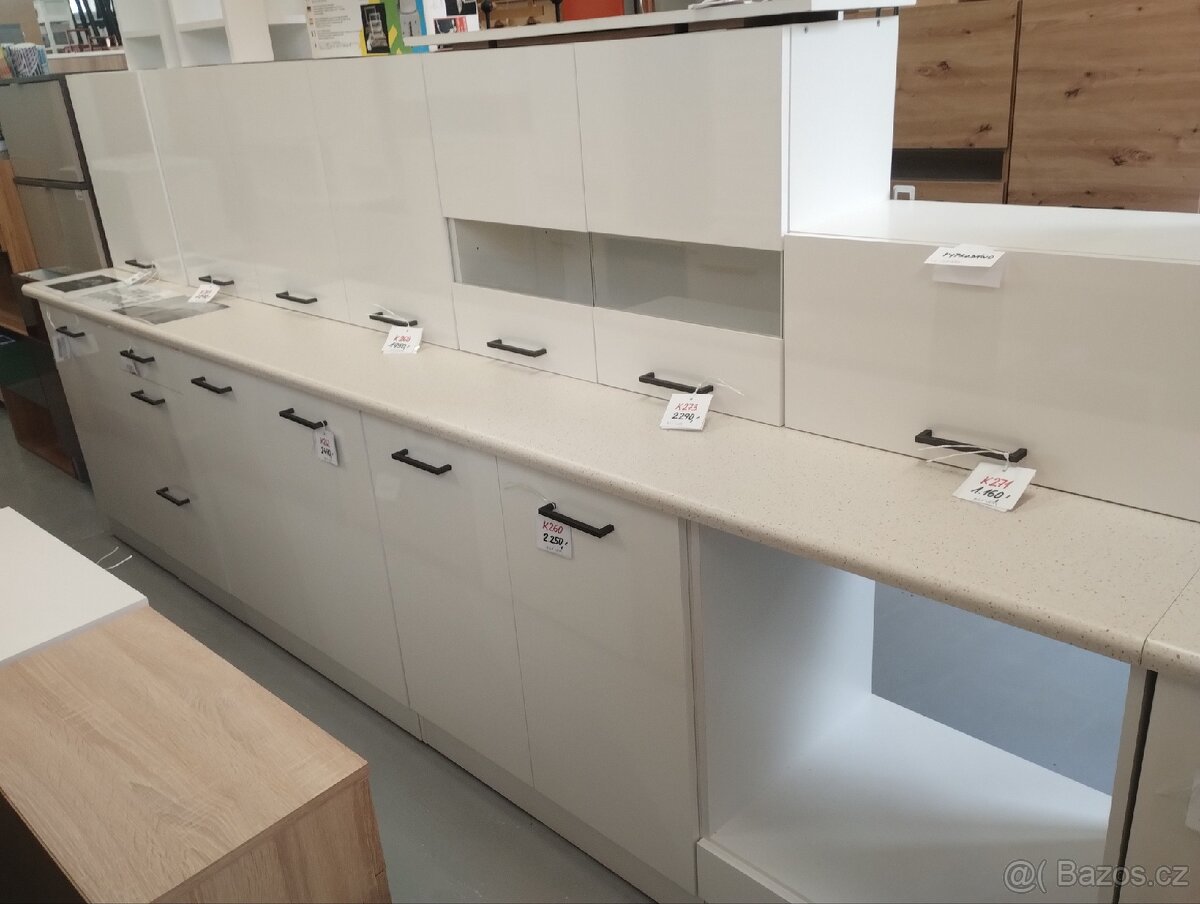 Kuchyně bílá lesk černé úchytky - 3