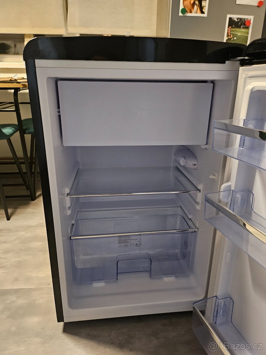 Lednice malá černá Amica - 3