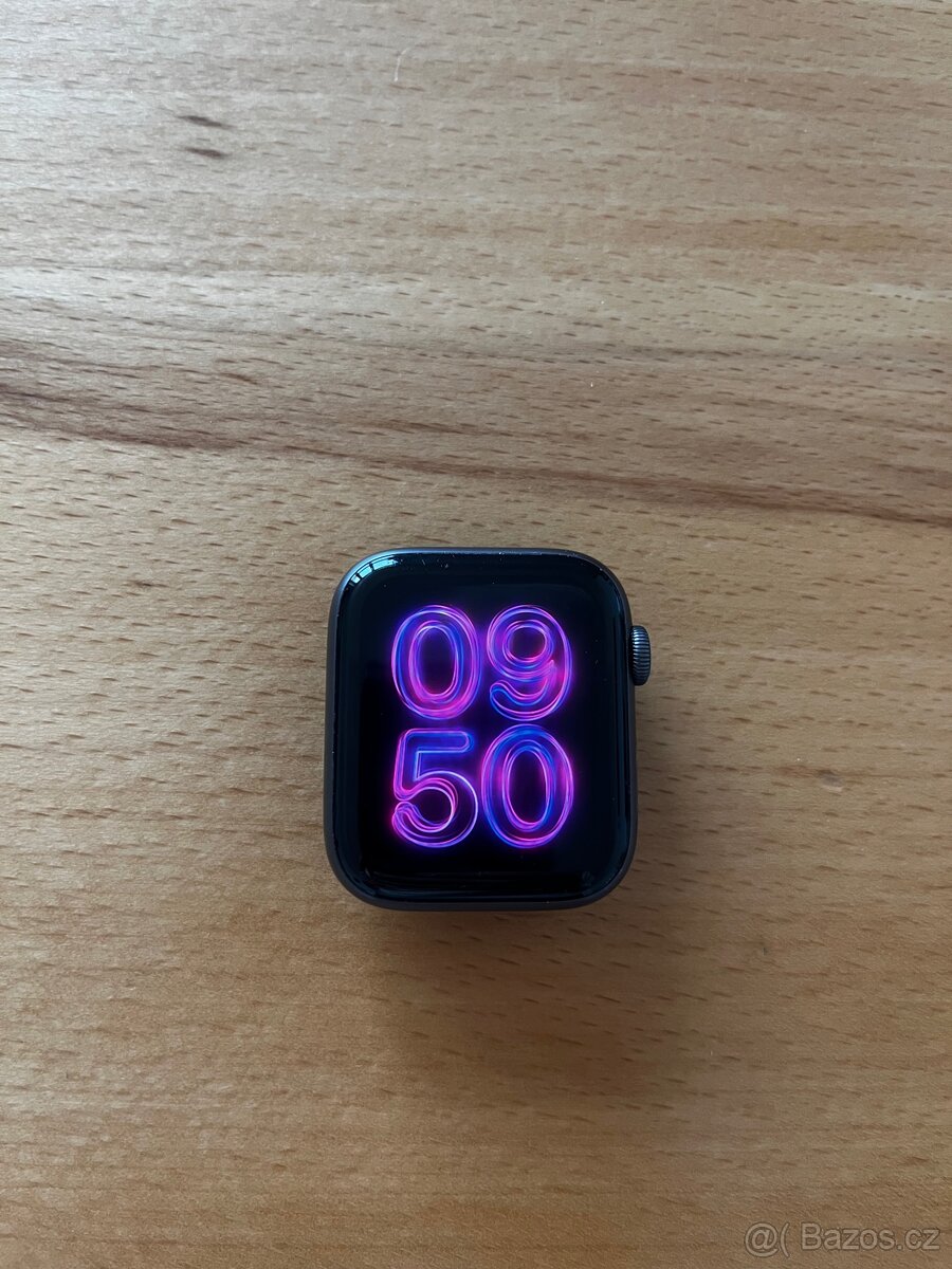 Apple Watch Series 4 44mm Space Gray Aluminium - 3
