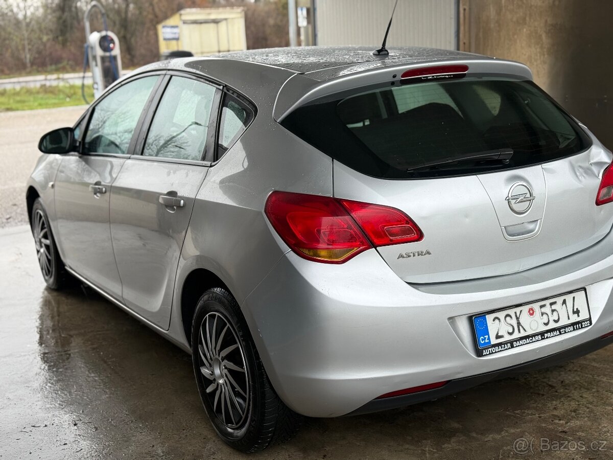 Opel Astra J 1.4 benzin rok 2010 - 3