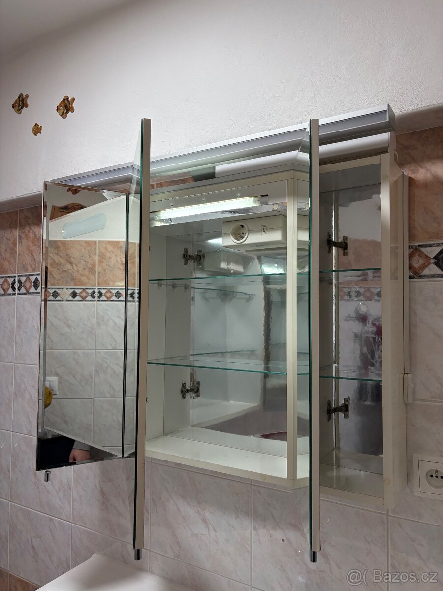 Skříňka se zrcadlem - 3