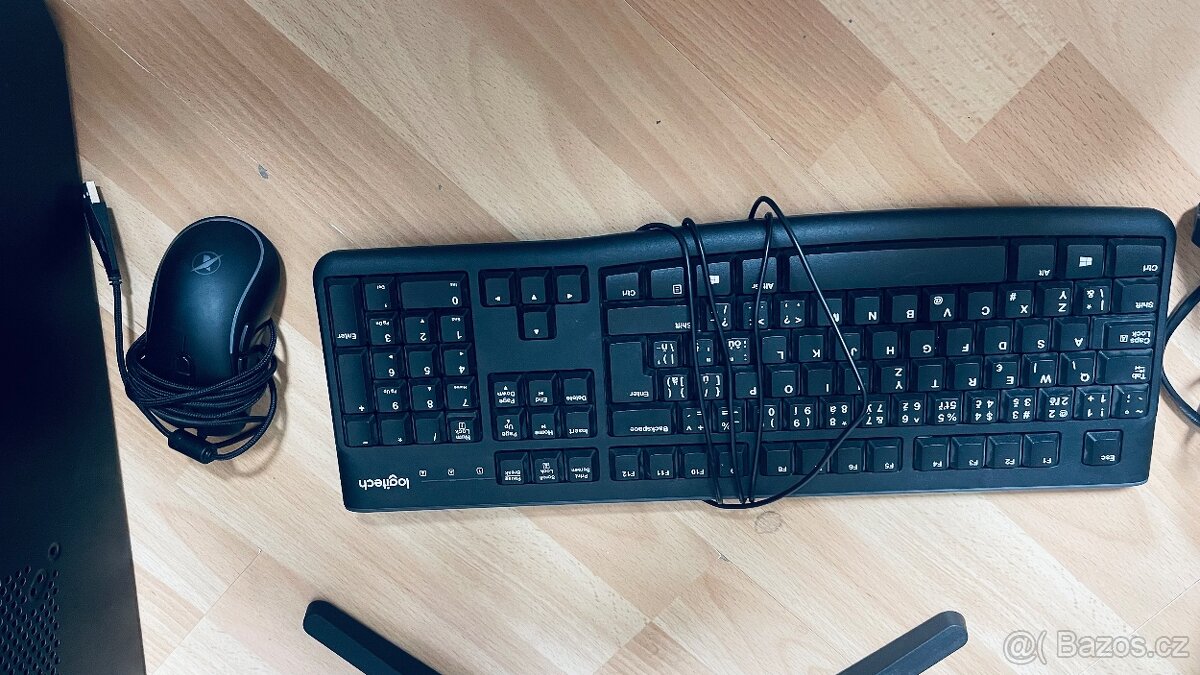 Stolní počítač a reproduktory - 3