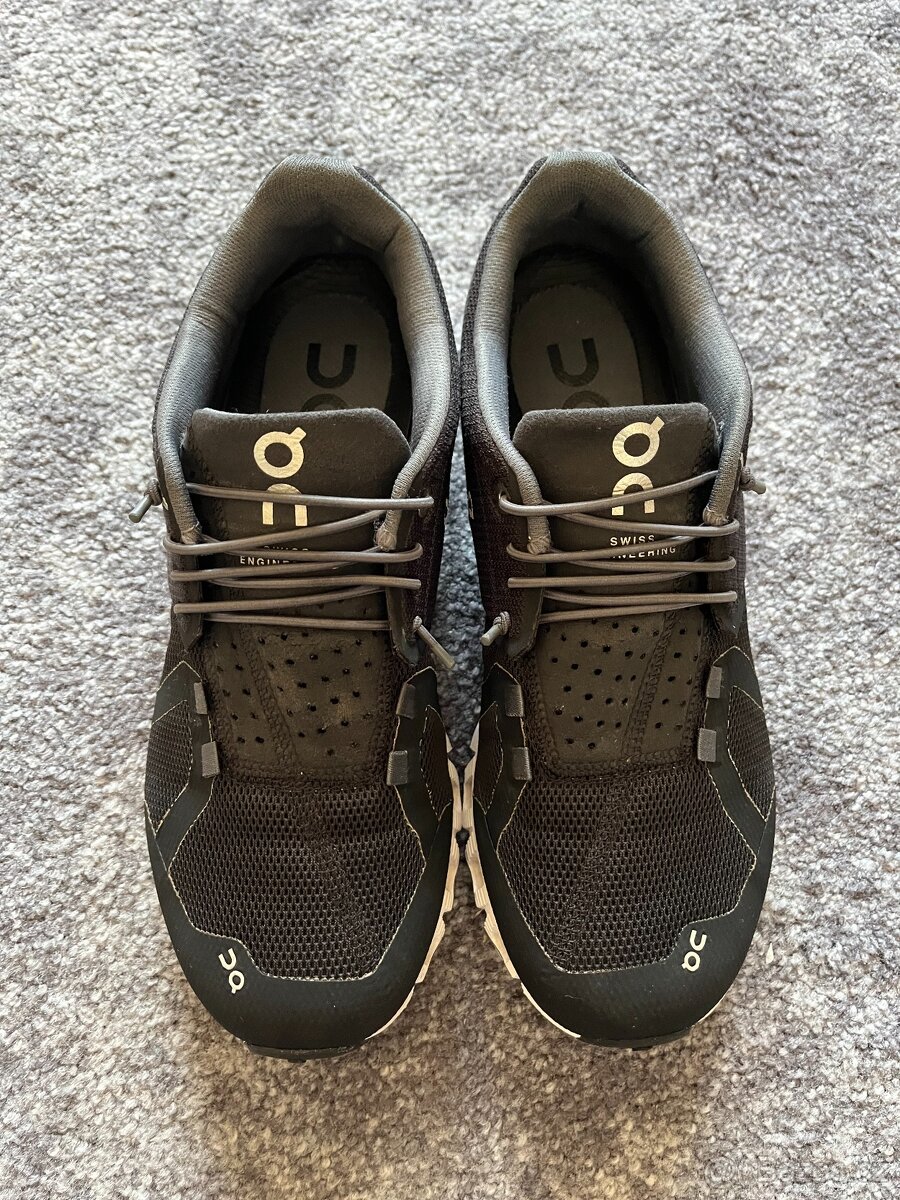 On Runnnig, model Cloud, velikost 38,5 černobílé - 3