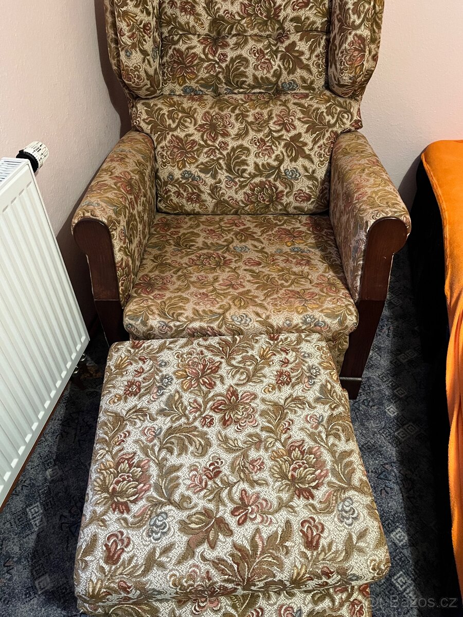 Čalouněný ušák s taburetem - 3