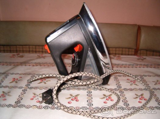 Starší žehlička a dětská žehlička, koše na prádlo, prkno - 3