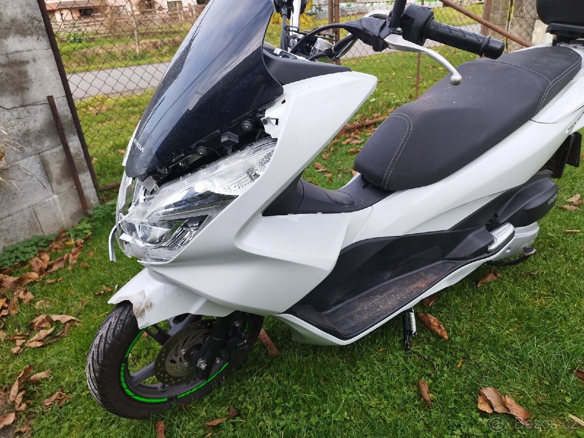 Havarovaný skůtr Honda PCX 125 - 3