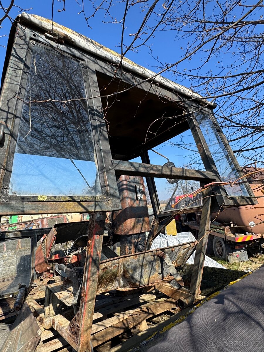 Kabina Zetor 7045 po dílech - 3