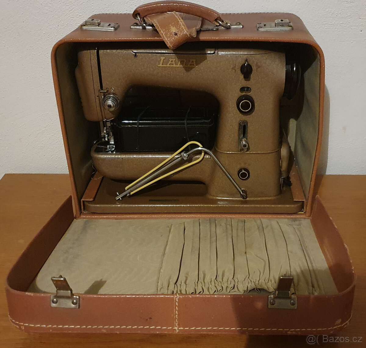 Retro kufříkový šicí stroj LADA 132 - 3