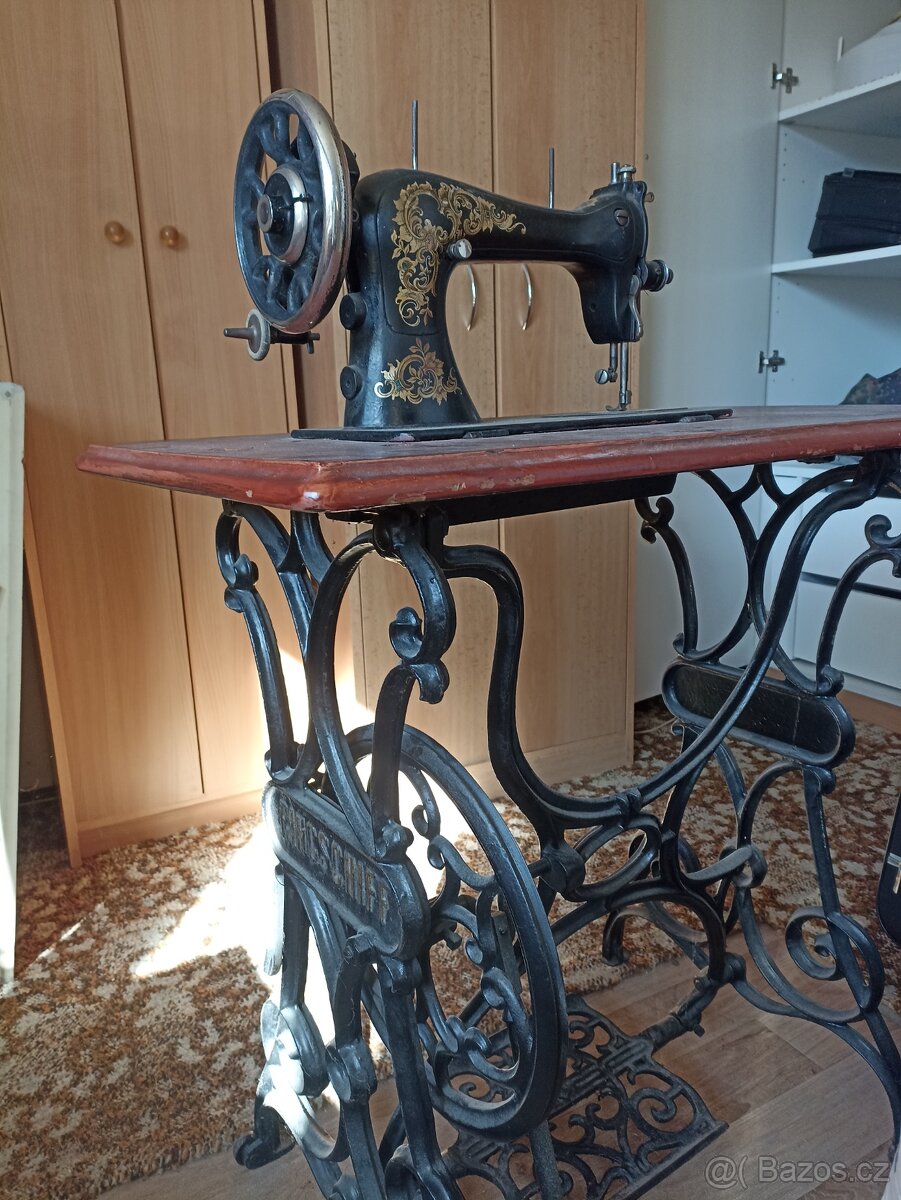 Starý šicí stroj - 3